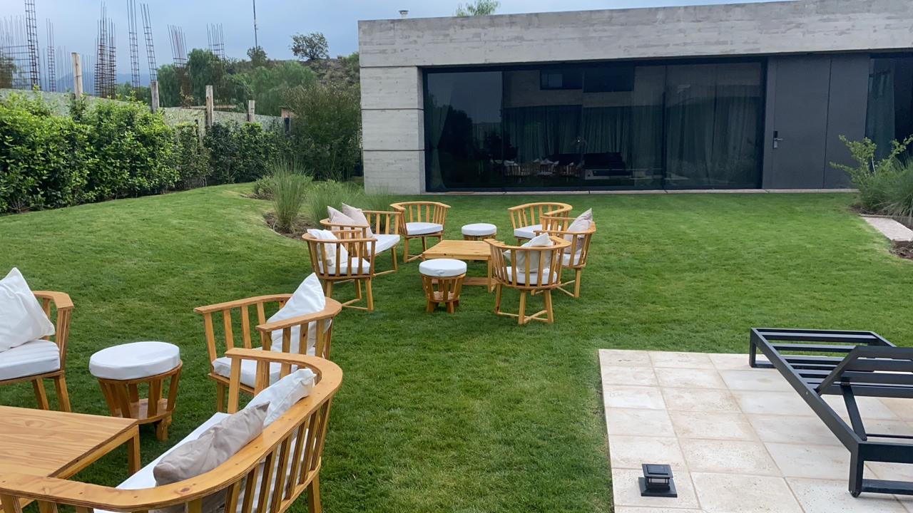 Sillas de madera clara para boda al aire libre